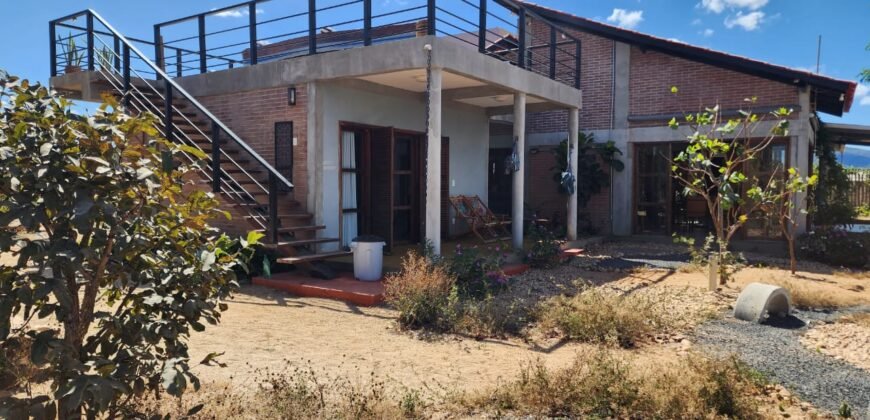 Maravilhosa Casa – pegada ecológica – 2,5km de Cavalcante/GO sentido Cachoeira Santa Barbara – Chapada dos Veadeiros