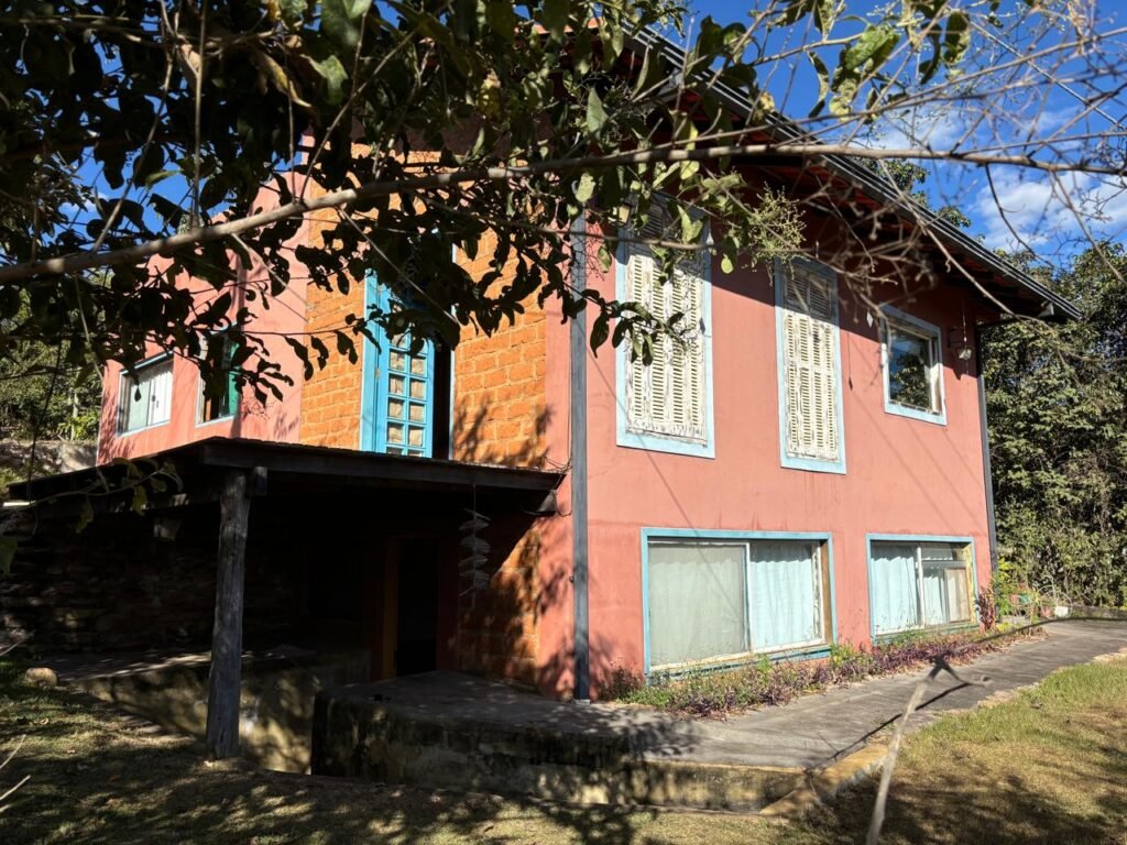 2 Casas – Lote 1.985 m2 – Urbano – 200m da Cachoeira da Usina – Alto Paraíso de Goiás