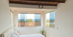 Casa ampla com 4 quartos, 2 suítes e vista privilegiada em Alto Paraíso de Goiás.