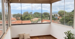 Casa ampla com 4 quartos, 2 suítes e vista privilegiada em Alto Paraíso de Goiás.