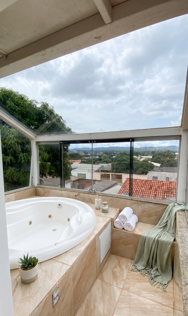 Casa ampla com 4 quartos, 2 suítes e vista privilegiada em Alto Paraíso de Goiás.
