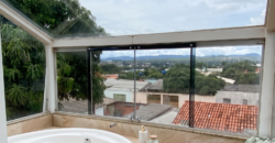 Casa ampla com 4 quartos, 2 suítes e vista privilegiada em Alto Paraíso de Goiás.