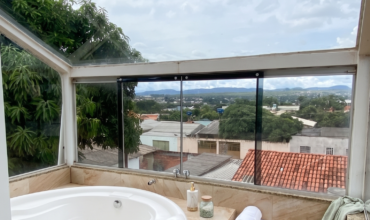 Casa ampla com 4 quartos, 2 suítes e vista privilegiada em Alto Paraíso de Goiás.